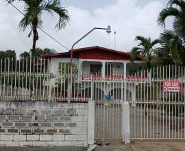 Libanonweg +_ 250m vanuit de Indira Ghandiweg een stenen boven en beneden woning