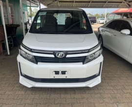 TOYOTA VOXY , BJ 2014